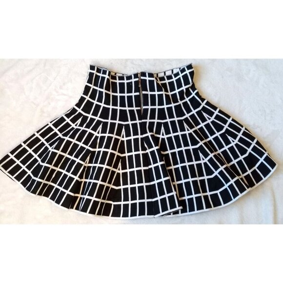 Roommates B&W Plaid Mini Skater Skirt Size Large Perfect for a Party or a night - Picture 5 of 14